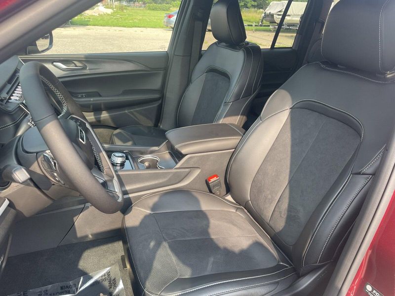 2024 Jeep Grand Cherokee Altitude XImage 12