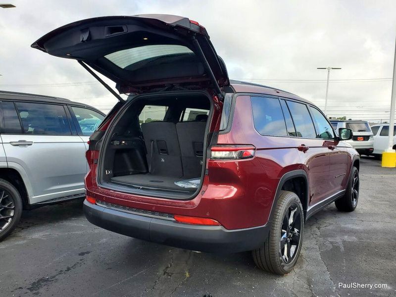 2025 Jeep Grand Cherokee Limited photo 12