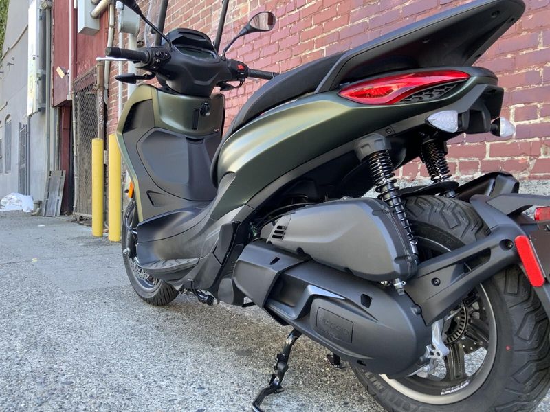 New 2024 PIAGGIO BEVERLY 400 HPE 