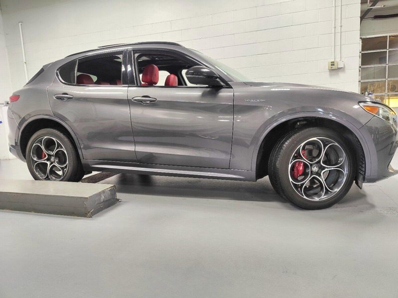 2022 Alfa Romeo Stelvio Veloce AWD w/Sunroof & NavImage 4