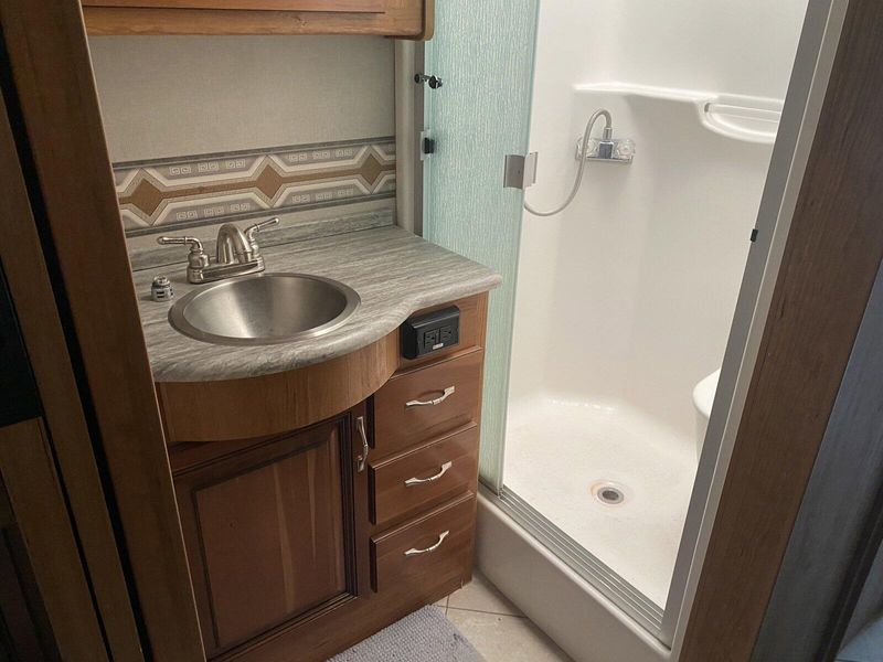 Used 2016 HOLIDAY RAMBLER VACATIONER 34ST MOTOR HOME Image 24
