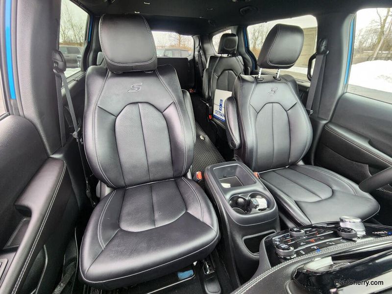 Used 2026 Chrysler Pacifica Select