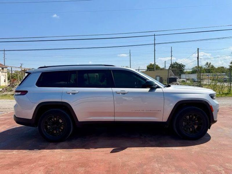 Used 2023 Jeep Grand Cherokee L LaredoImage 4