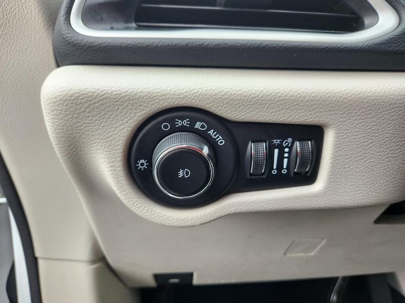 Used 2023 Chrysler Pacifica Touring L