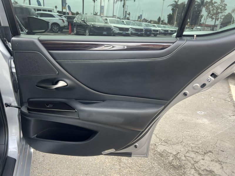 2019 Lexus ES 300hImage 22