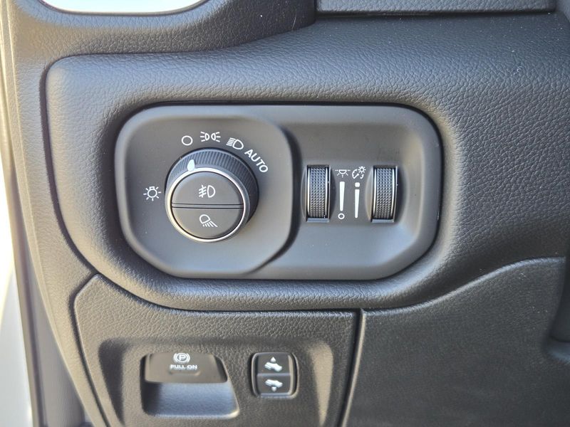 New 2026 RAM 1500 Laramie Crew Cab 4x2 5'7' Box