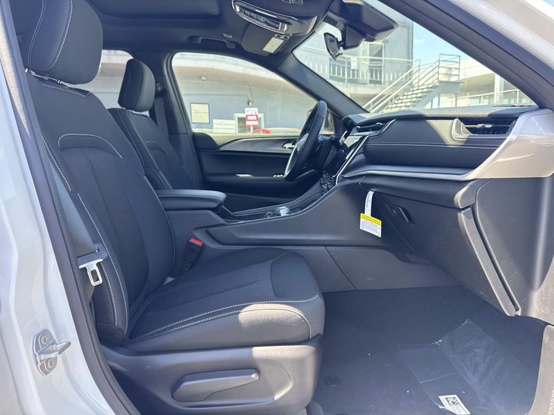 New 2026 Jeep Grand Cherokee Laredo X 4x2