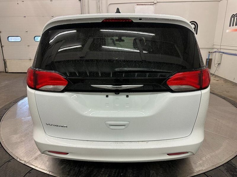 2022 Chrysler Voyager LXImage 14