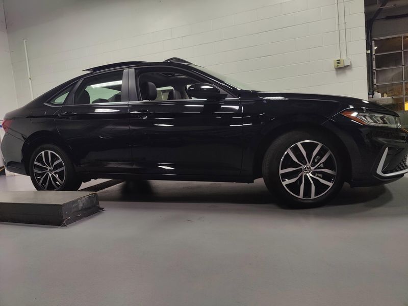 Used 2025 Volkswagen Jetta SE w/SunroofImage 3