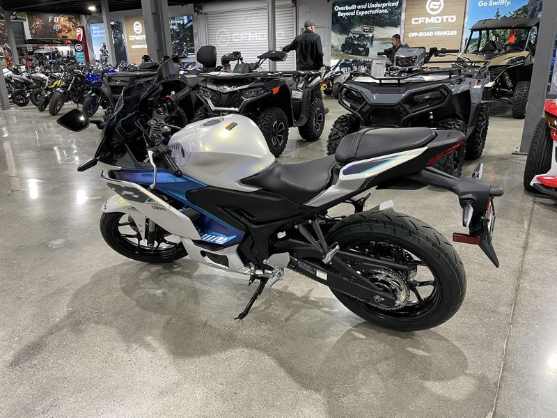 New 2025 Yamaha YZF-R3 ABS Image 6