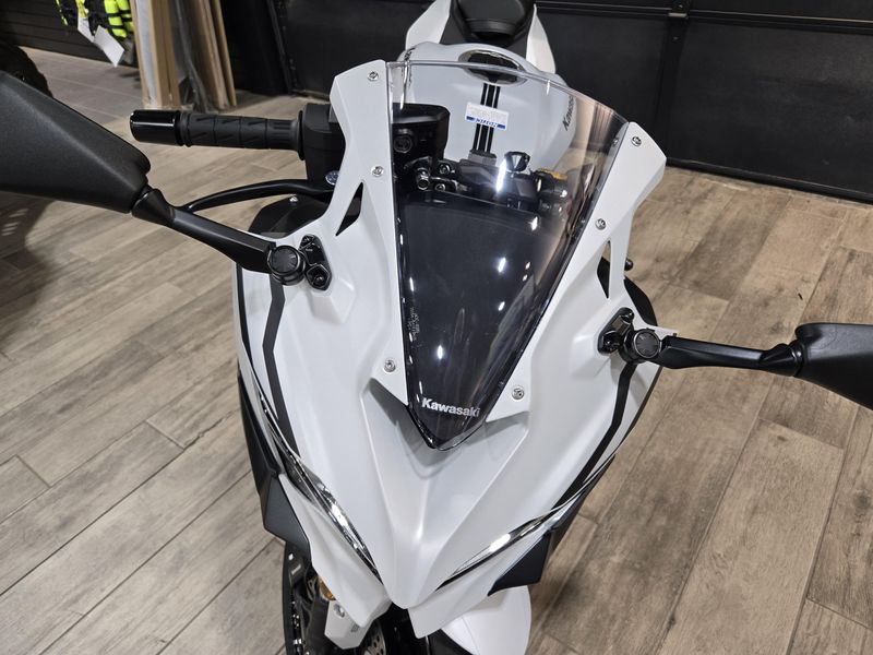 2025 Kawasaki NINJA ZX4RR ABS METALLIC MATTE WHITISH SILVER AND METALLIC FLAT SPARK BLACK Image 11