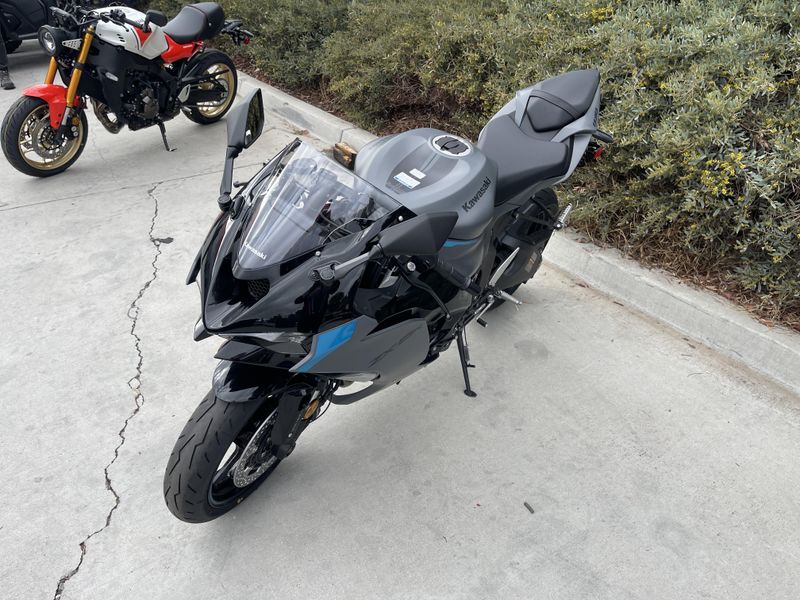 2025 Kawasaki NINJA ZX-6R ABS Image 2