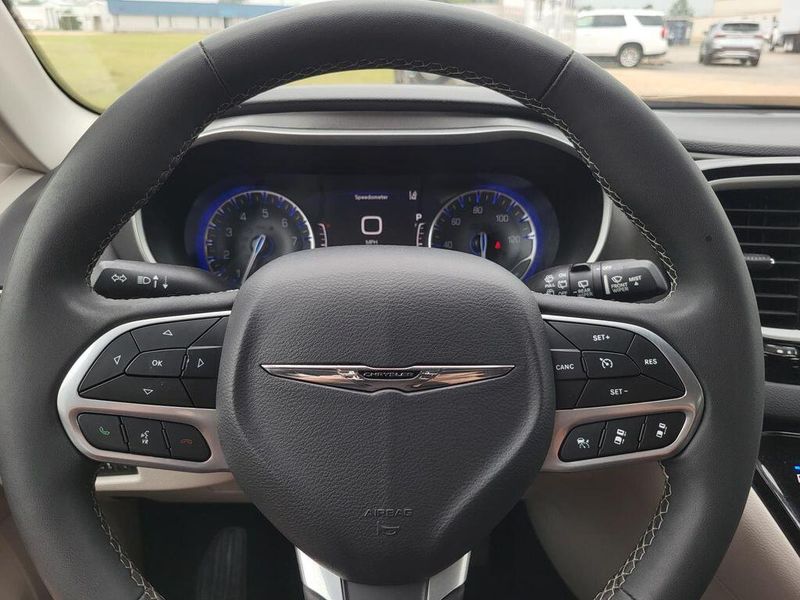 2023 Chrysler Pacifica Touring LImage 14
