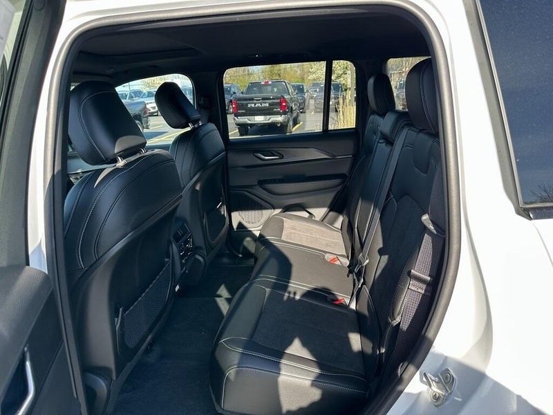 2025 Jeep Grand Cherokee Altitude X 4x4Image 13