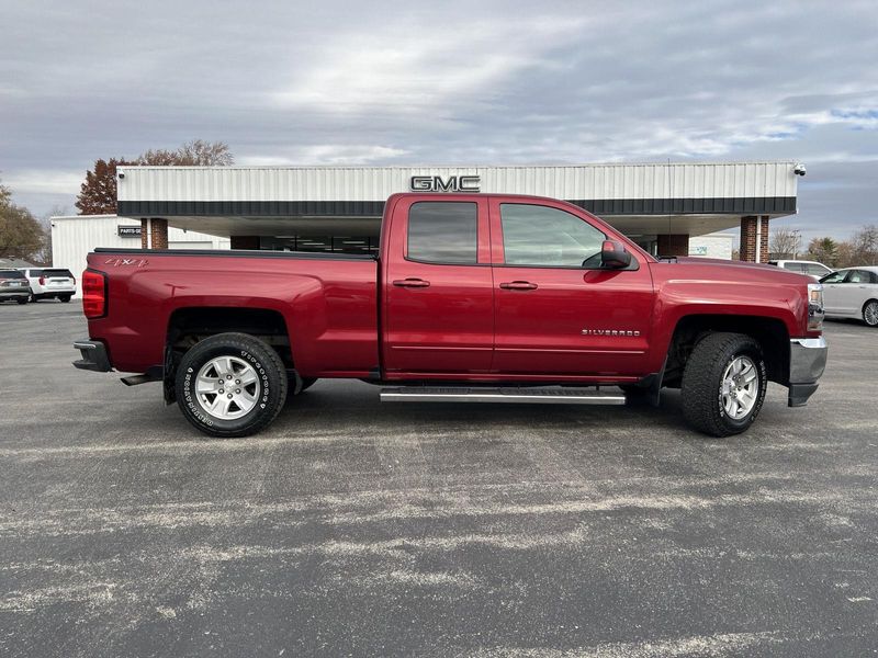 2018 Chevrolet Silverado 1500 LT photo 3
