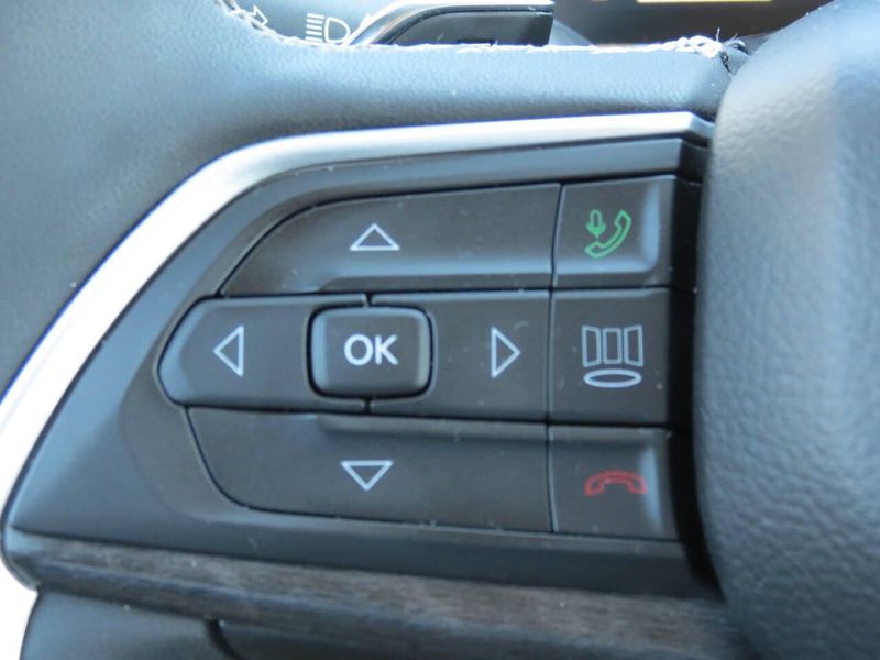 Used 2023 Jeep Grand Cherokee L Limited 4x4 4dr SUVImage 12