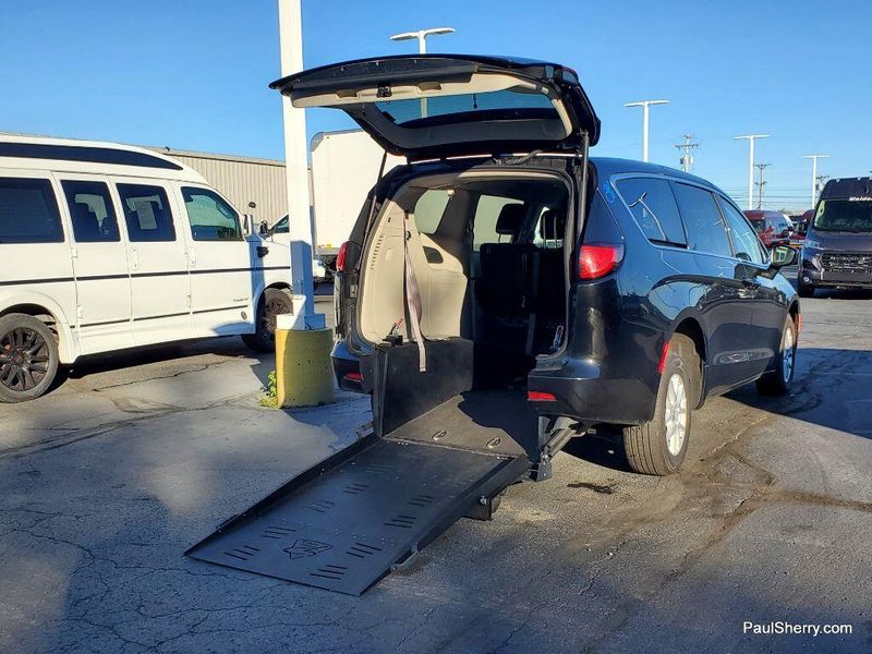 2022 Chrysler Voyager LXImage 13