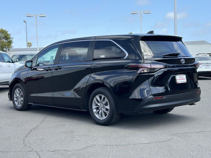 2023 Toyota Sienna LEImage 6