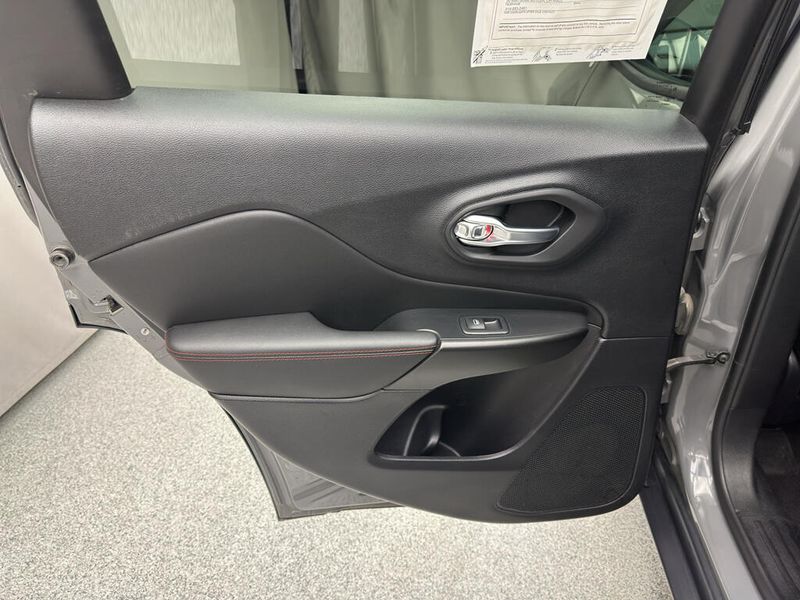Used 2022 Jeep Cherokee TrailhawkImage 12