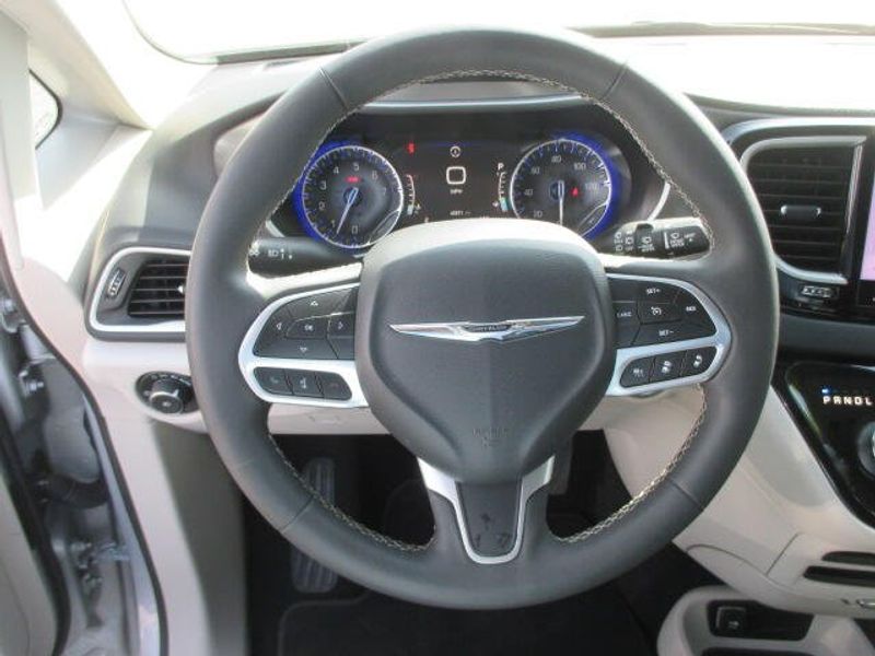 2023 Chrysler Pacifica Touring LImage 18