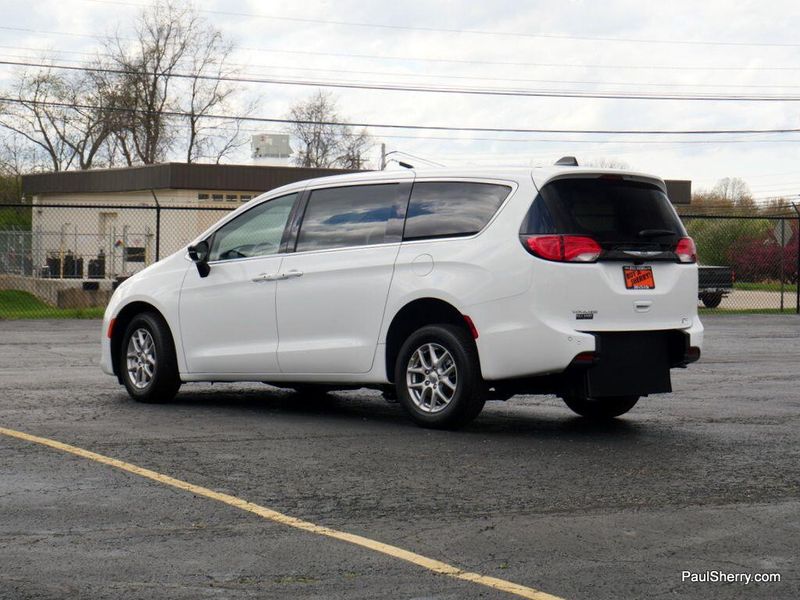 2025 Chrysler Voyager LXImage 32