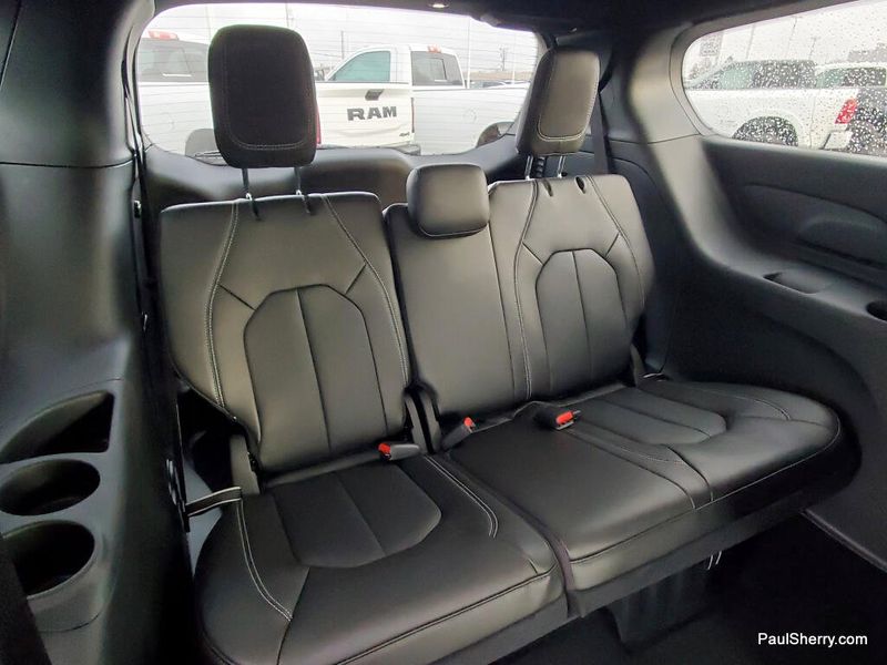 New 2026 Chrysler Pacifica Select