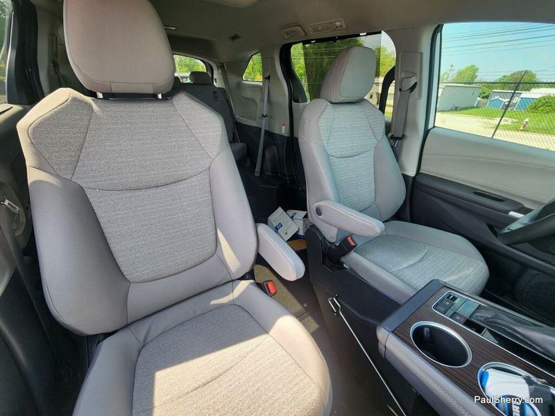 2022 Toyota Sienna Hybrid LEImage 48