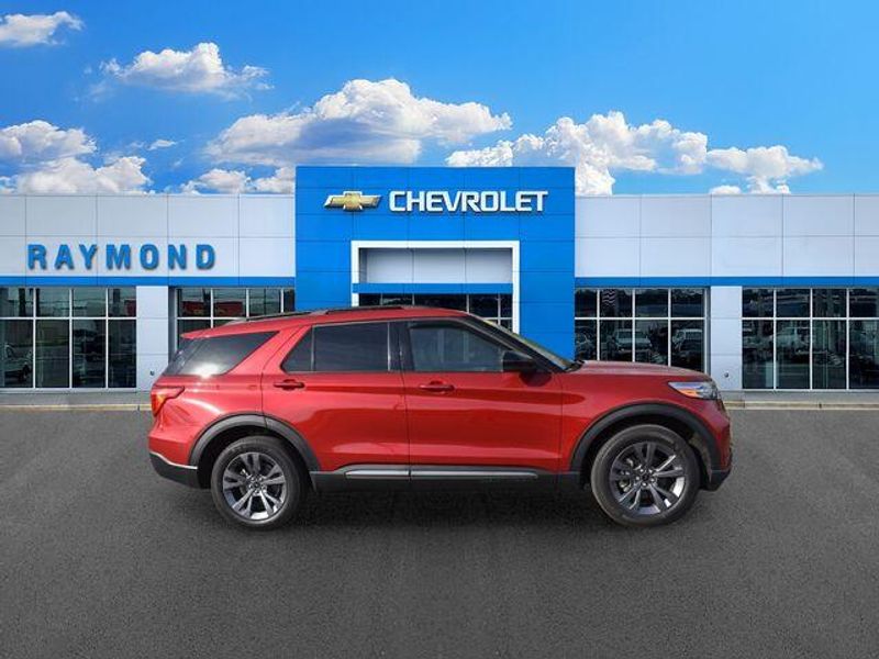 Used 2024 Ford Explorer XLTImage 2