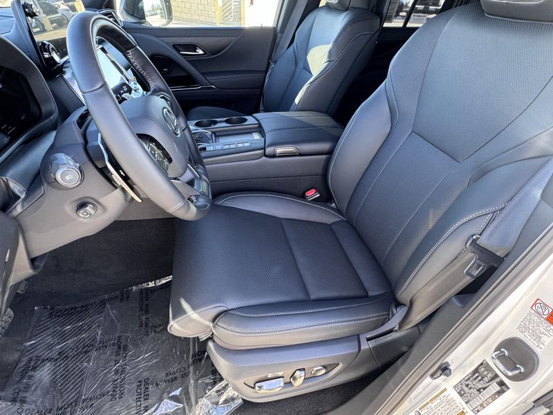 2025 Lexus LX 600 LuxuryImage 18