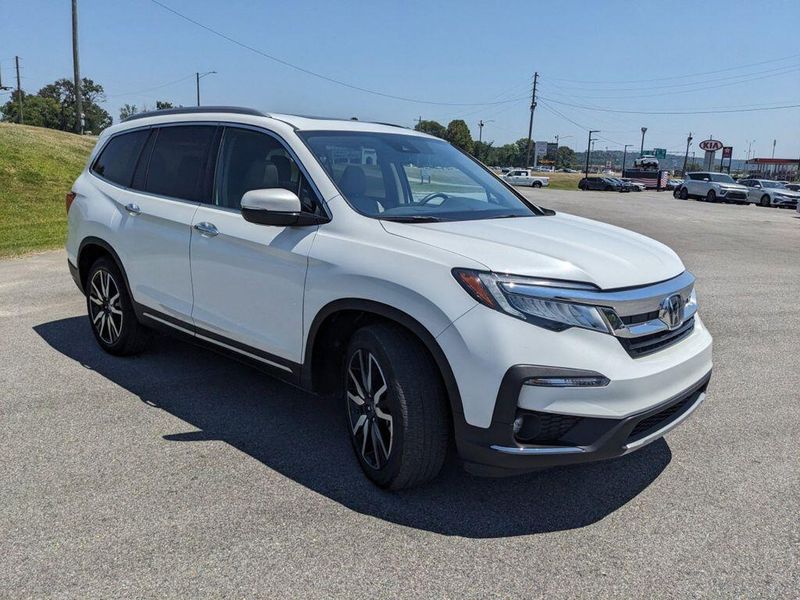 2022 Honda Pilot Touring 7-Passenger in a Platinum White Pearl exterior color and Beigeinterior. Johnson Dodge 601-693-6343 pixelmotiondemo.com 
