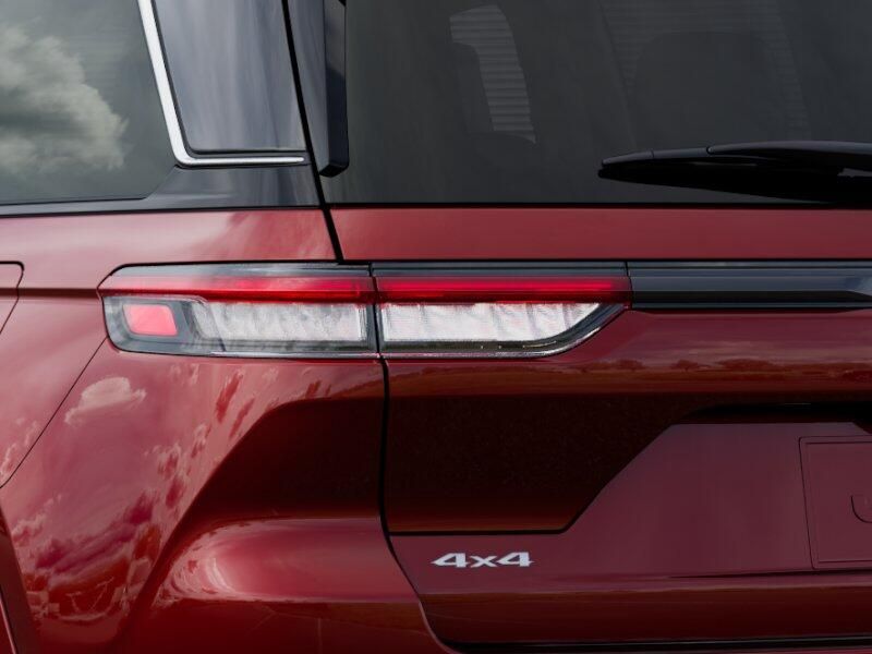 2025 Jeep Grand Cherokee Summit photo 4