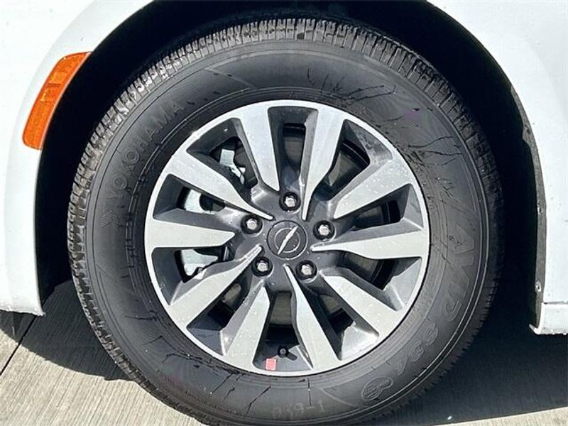 New 2024 Chrysler Pacifica Plug-in Hybrid SelectImage 10
