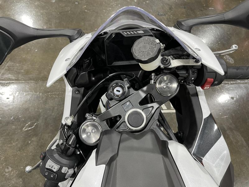 2025 Honda CBR1000RR Image 17