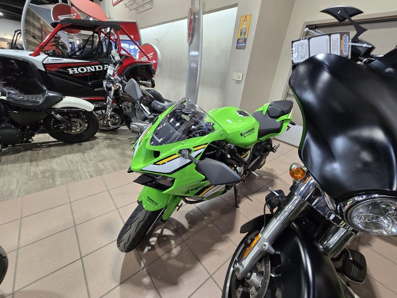 2025 Kawasaki NINJA ZX6R KRT EDITION LIME GREEN AND EBONY AND PEARL BLIZZARD WHITEImage 5