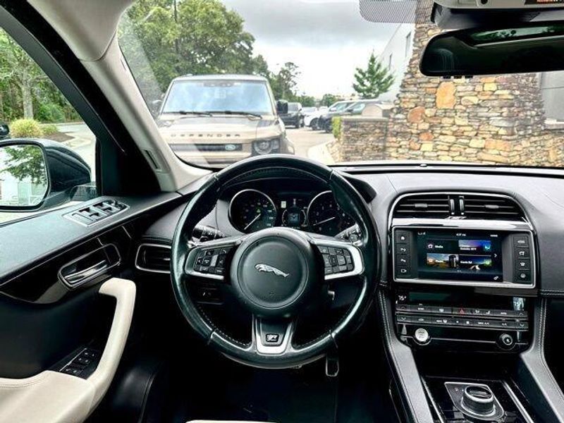 2017 Jaguar F-PACE 35t R-Sport