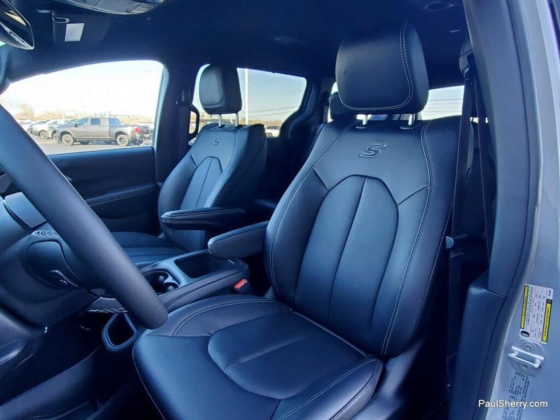 New 2026 Chrysler Pacifica Select