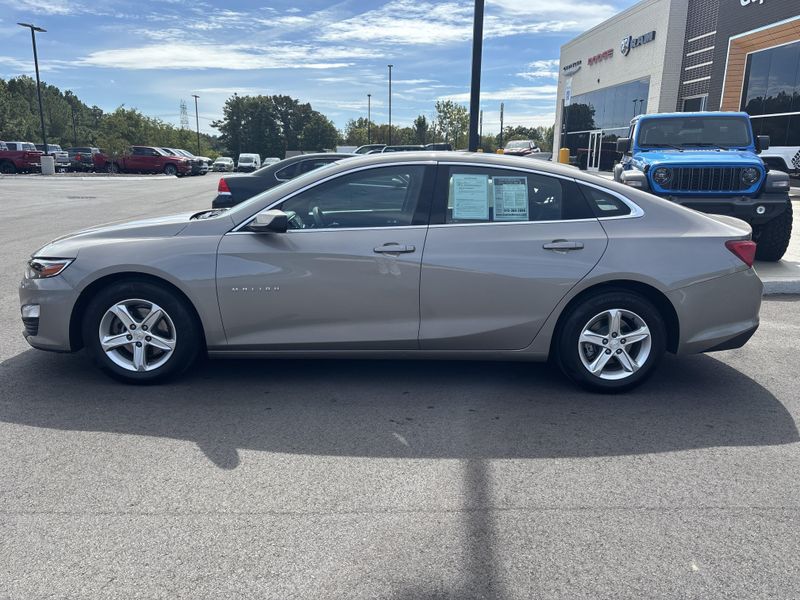 Used 2023 Chevrolet Malibu LTImage 2