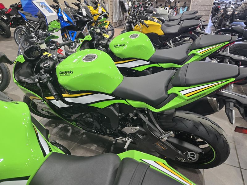 2025 Kawasaki NINJA ZX6R KRT EDITION ABS LIME GREEN AND EBONY AND PEARL BLIZZARD WHITEImage 3