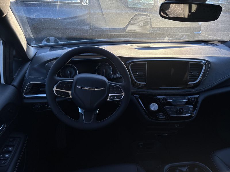 New 2026 Chrysler Pacifica SelectImage 19