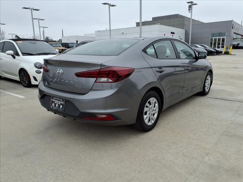 2019 Hyundai Elantra SEImage 10