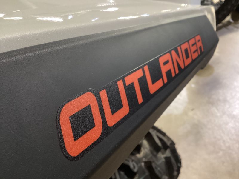 2024 Can-Am OUTLANDER X XC 1000R CHALK GRAY AND CANAM REDImage 2