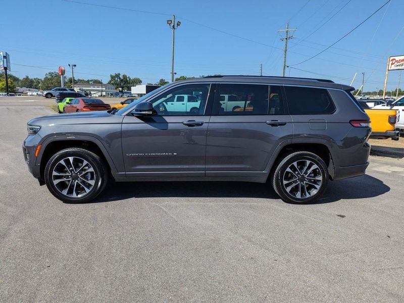 2022 Jeep Grand Cherokee L Overland in a Baltic Gray Metallic Clear Coat exterior color and Steel Gray/Global Blackinterior. Johnson Dodge 601-693-6343 pixelmotiondemo.com 