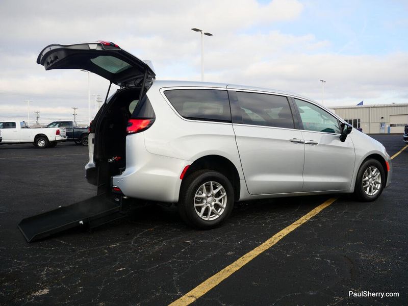 New 2026 Chrysler Pacifica Select