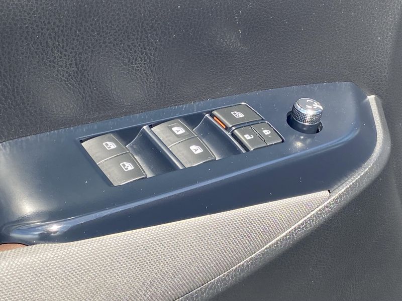 Used 2018 Toyota Highlander LEImage 18