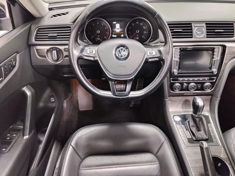 Used 2017 Volkswagen Passat SEL Premium w/Sunroof/NavImage 17