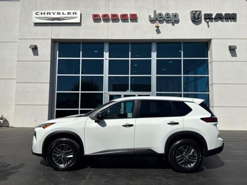 2024 Nissan Rogue S photo 3