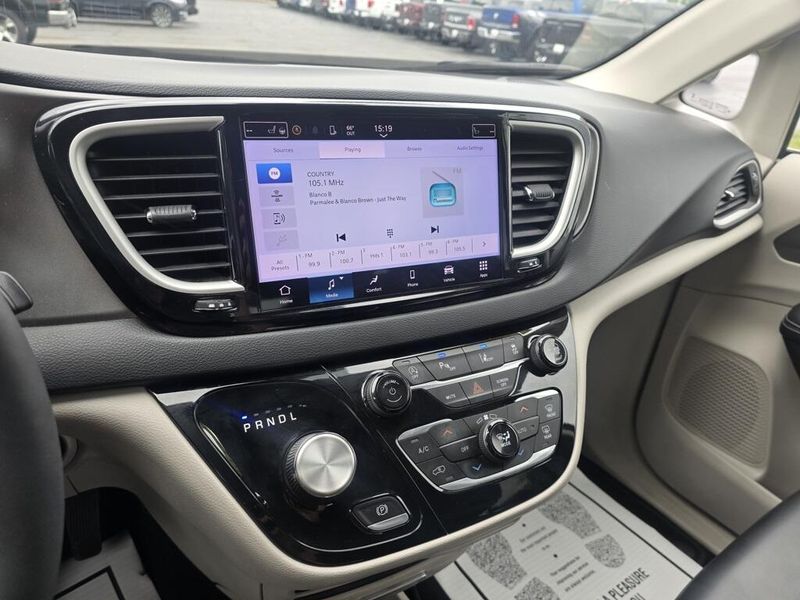 2023 Chrysler Pacifica Touring L photo 16
