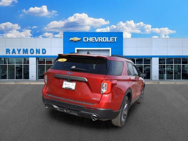 Used 2024 Ford Explorer XLTImage 3