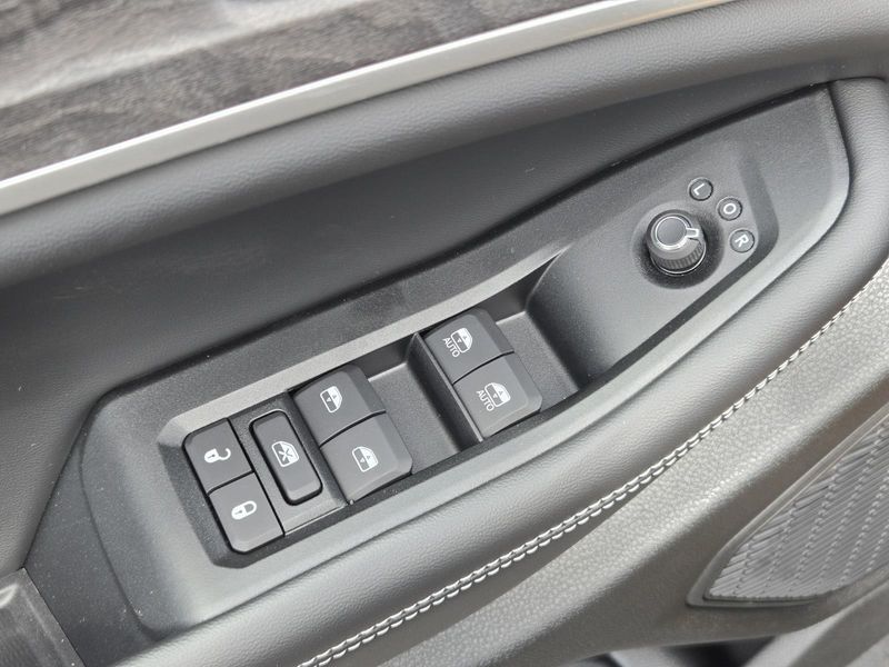 New 2026 Jeep Grand Cherokee Laredo Altitude 4x2