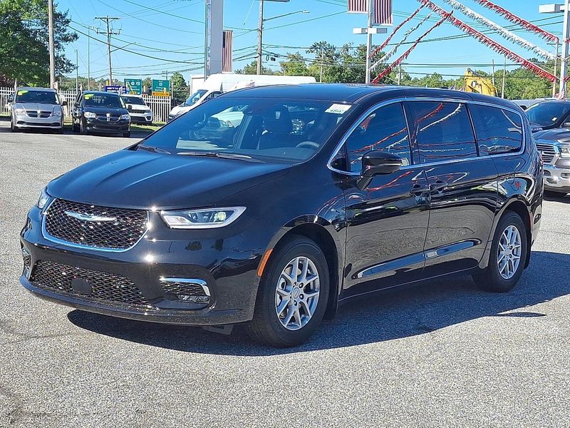 2026 Chrysler Pacifica photo 2